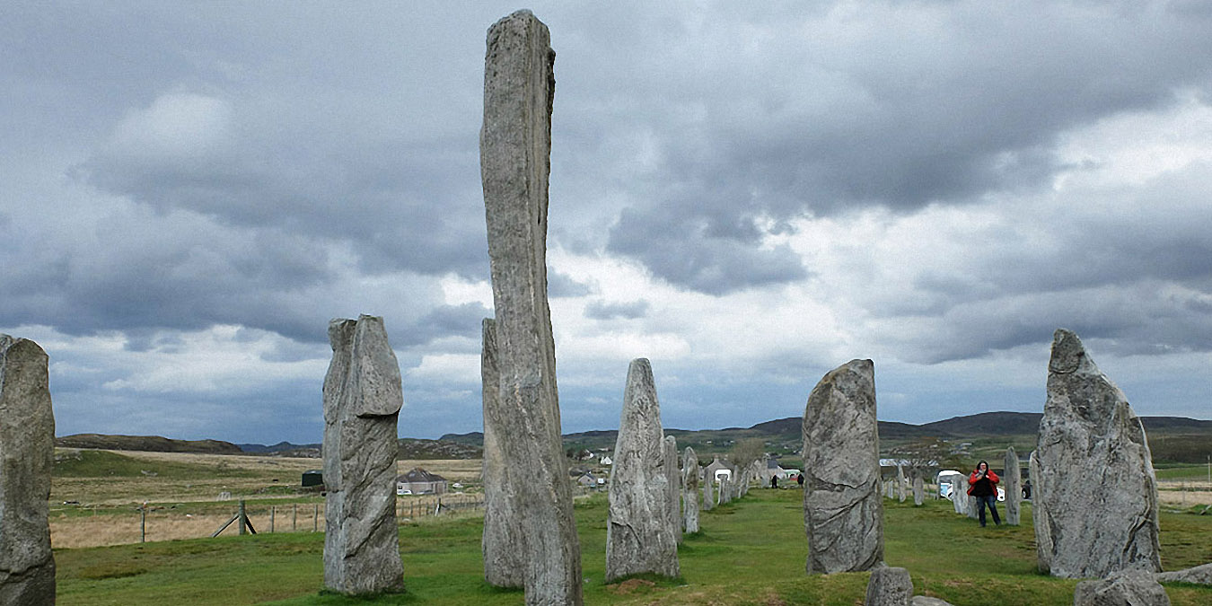 Callanish I : la pierre centrale avec, à sa droite, l’entrée du cairn funéraire